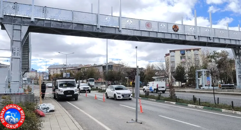 Belediye yBaşkanı Bozkuş Yıktı, Karayolları Yeniden Yapıyor!