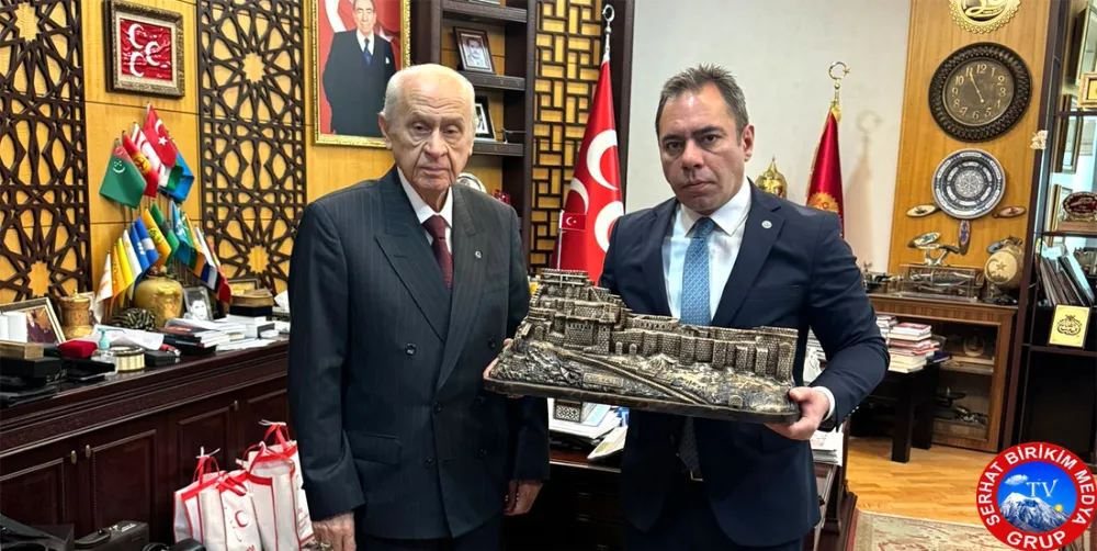 Başkan Senger, MHP Genel Başkanına Kars Kalesini Hediye Etti