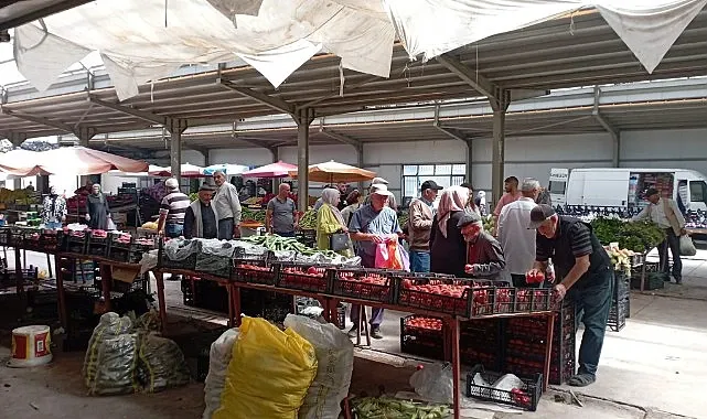 Sabahın erken saatlerinde pazara gelen çiftçiler, esnafın yüzünü güldürdü