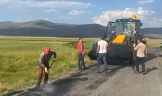 Köy yollarında çalışmalar devam ediyor