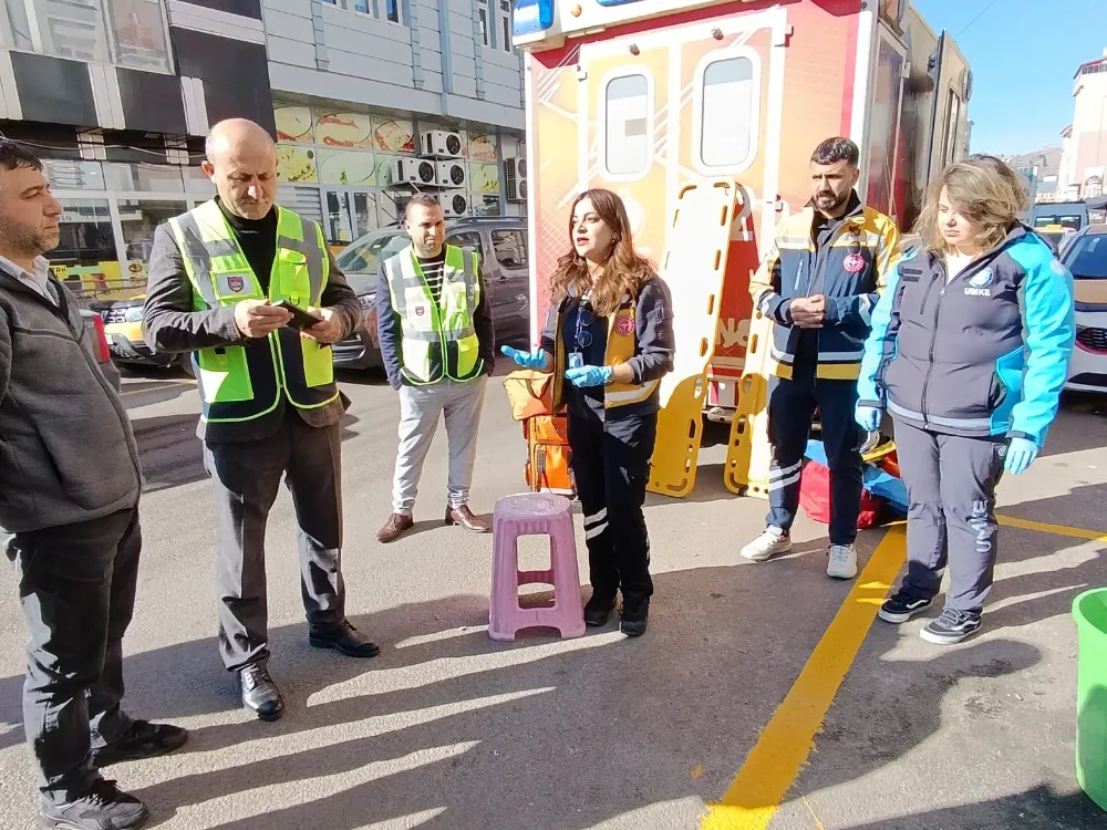   Kars Şoförler Esnaf Odası Başkanı Karayolu Kaza Anında Trafik Güvenliği Eğitimi Verdi