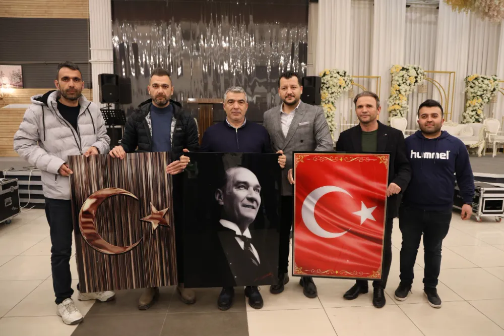 Eğitim Ve Bilim Gücü Dayanışma Sendikasından Vekil Cantürk Alagöz’e Atatürk Resmi