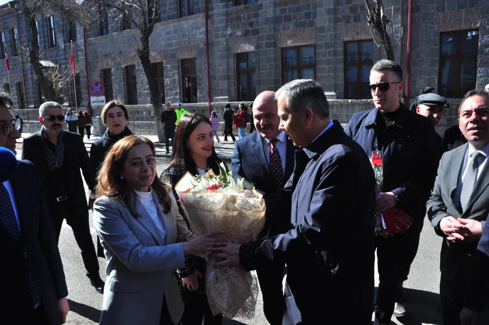 Bakan Yerlikaya, Kadınlar Günü’nü çiçek dağıtarak kutladı