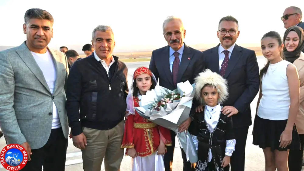 Ulaştırma ve Altyapı Bakanı Uraloğlu Iğdır’da Çiçeklerle Karşılandı